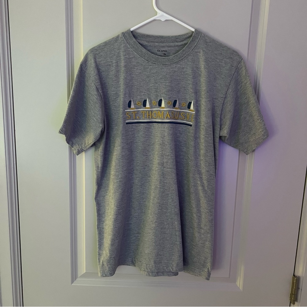 Vintage mens St. Thomaus mens short sleeve Crewneck tee shirt | size medium